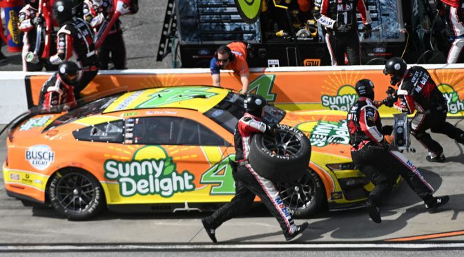 Featured image for Pit road stats: Crews of Kevin Harvick, Martin Truex Jr. shine at Darlington