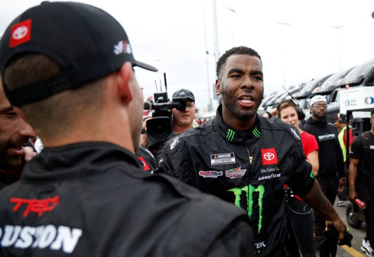 Ty Gibbs' crew celebrates after winning pit crew challenge