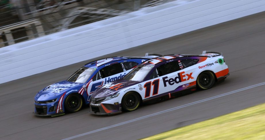 Hamlin and Larson race at Kansas