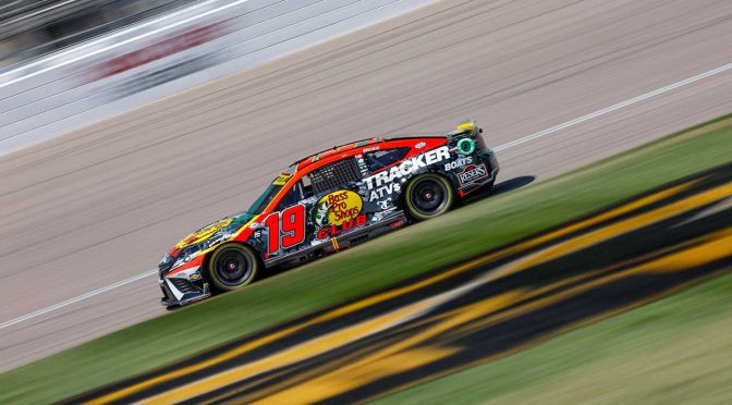 Crash sidelines Martin Truex Jr. early in Kansas playoff race