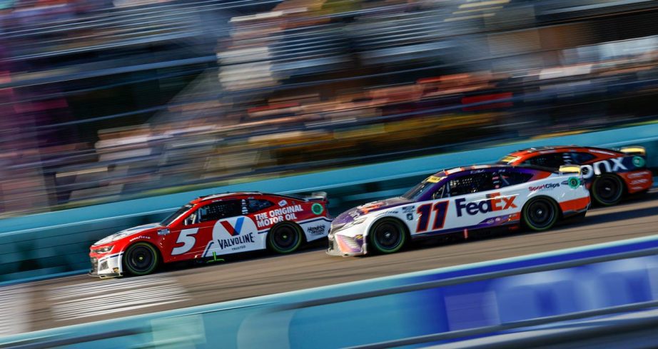 Kyle Larson and Denny Hamlin race at Homestead-Miami Speedway.