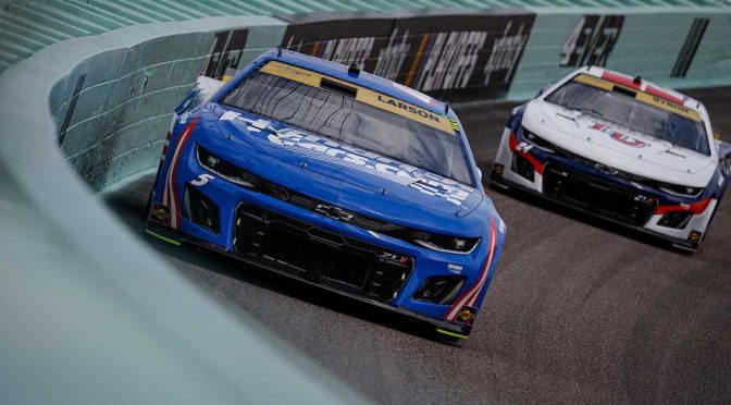 Featured image for Kyle Larson sidelined after crash into pit-road entrance wall at Homestead