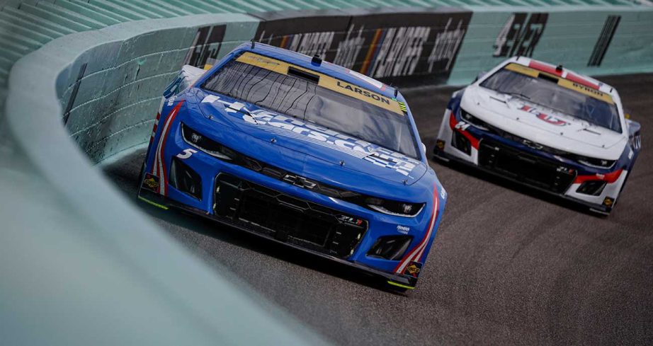 Kyle Larson's No. 5 Chevrolet leads William Byron's No. 24 Chevy in the high groove at Homestead-Miami Speedway