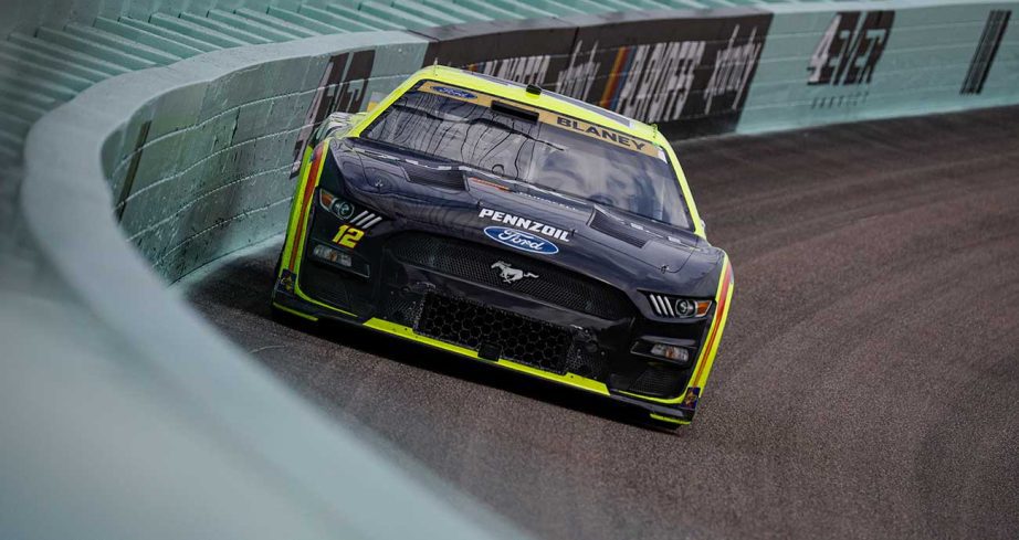 Ryan Blaney's No. 12 Ford in the high groove at Homestead-Miami Speedway