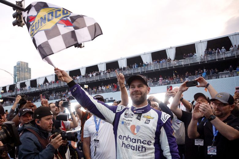 Shane Van Ginsbergen waves checkered flag.