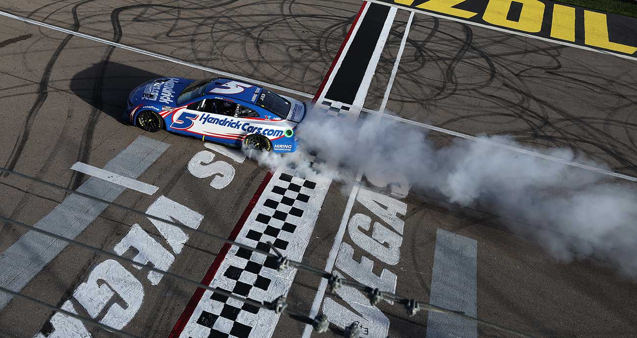 Kyle Larson's No. 5 Chevrolet lays down a smoky burnout on the Las Vegas Motor Speedway frontstretch.