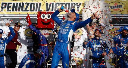 Kyle Larson holds off Tyler Reddick, wins Cup Series race at Las Vegas
