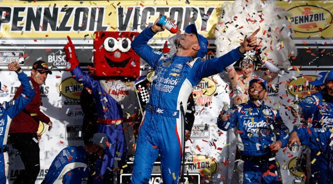 Kyle Larson holds off Tyler Reddick, wins Cup Series race at Las Vegas