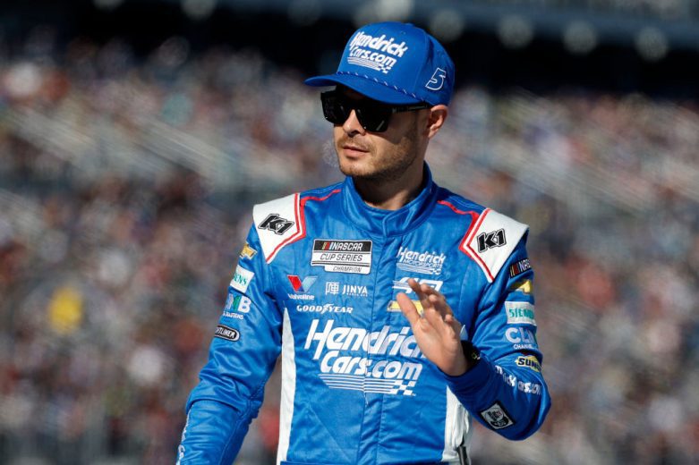 Kyle Larson waves to the crowd.
