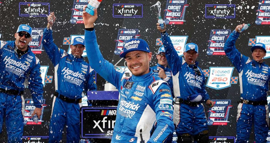Kyle Larson celebrates with his No. 17 crew at the Circuit of The Americas