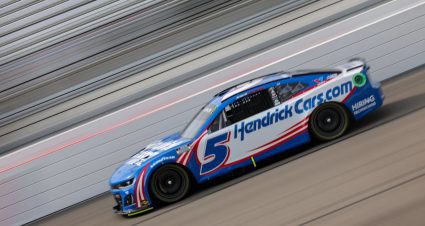 Kyle Larson clips teammate Chase Elliott for Busch Light Pole at Richmond