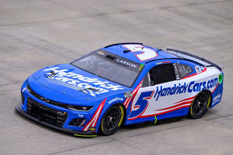 Kyle Larson drives at Dover.