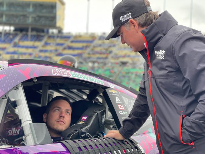 Jeff Gordon talks to Alex Bowman at Kansas Speedway.