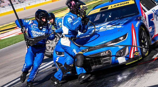 Kyle Larson rallies from pit-stop pitfall, holds serve in Round of 8 opener at Vegas