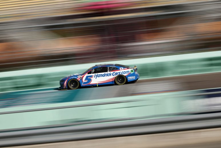 Kyle Larson races in his No. 5 Chevrolet at Homestead-Miami Speedway.