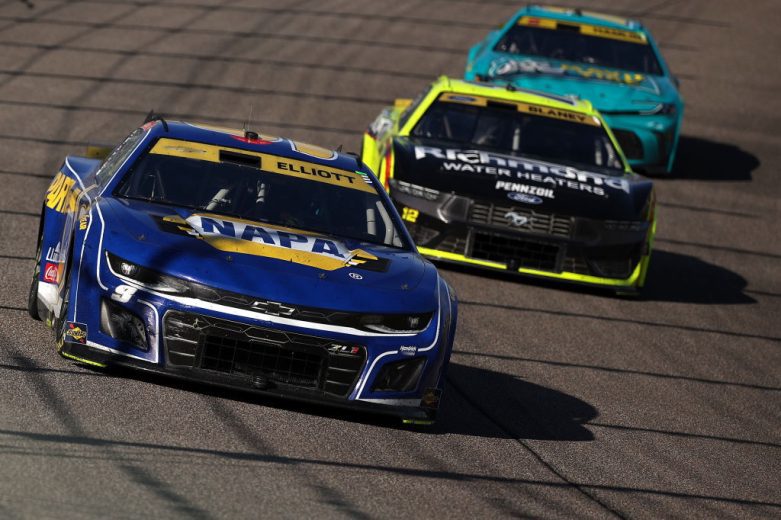 Chase Elliott, in the No. 9 Chevrolet, races ahead of Ryan Blaney and Denny Hamlin at Homestead-Miami Speedway.
