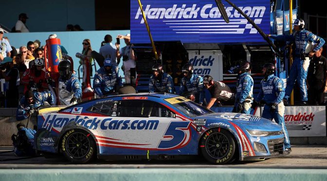 Featured image for Kyle Larson battles back through Homestead hindrances, dips below elimination line after late spin