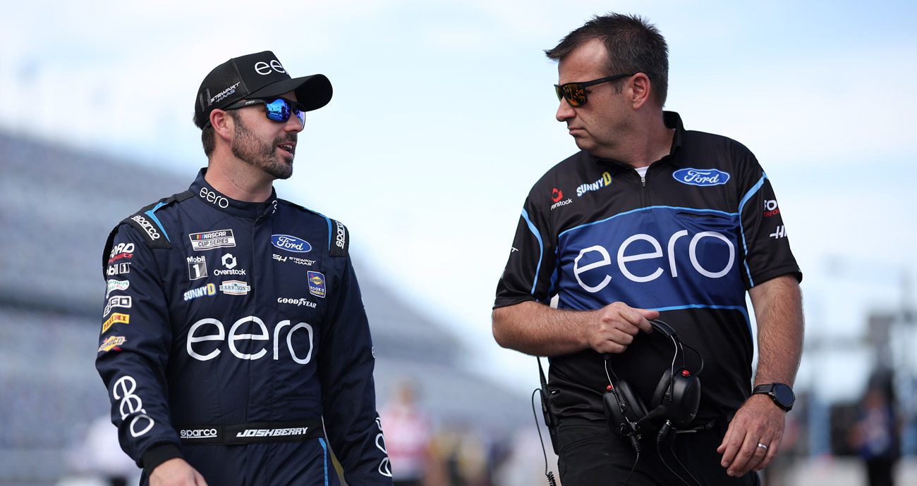 Josh Berry and Rodney Childers speak on pit road.