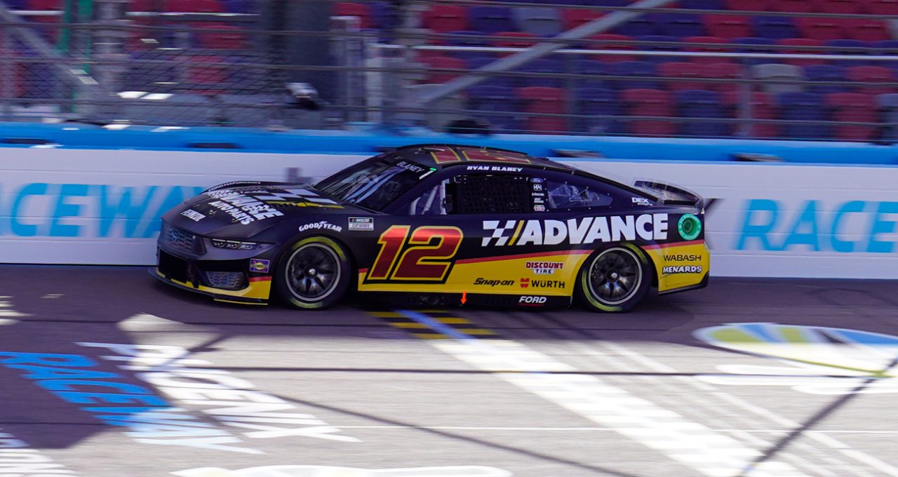 ryan blaney drives at phoenix