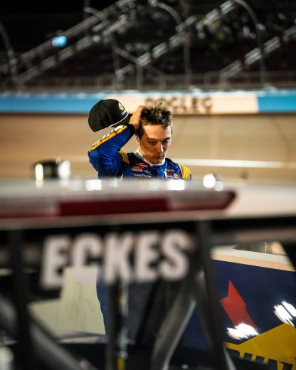 eckes looks down