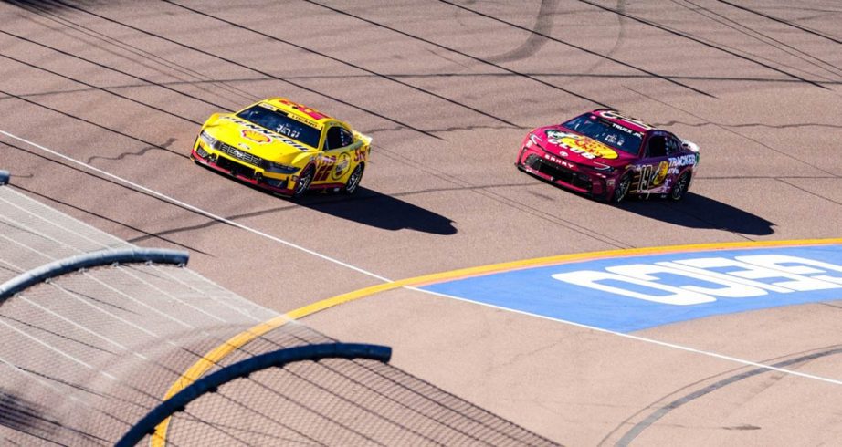 Joey Logano's No. 22 Ford (L) races ahead of Martin Truex Jr.'s No. 19 Toyota (R) at Phoenix Raceway.