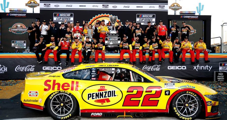 Joey Logano, his family and the No. 22 Team Penske crew pose for a photo in Victory Lane at Phoenix Raceway.