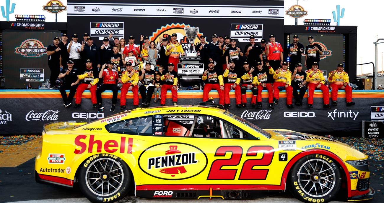 Joey Logano, his family and the No. 22 Team Penske crew pose for a photo in Victory Lane at Phoenix Raceway.