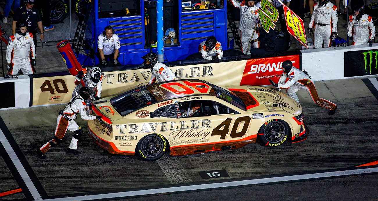 Justin Allgaier hace una parada en boxes en Daytona.