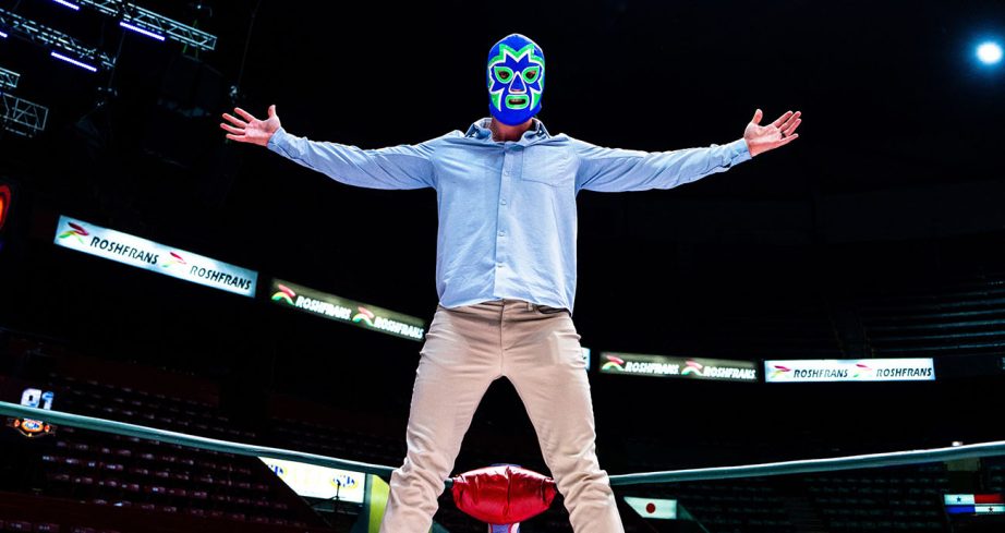 Daniel Suárez climbs on to the top ropes.