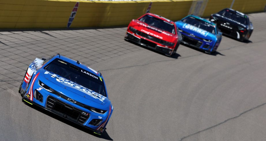 Kyle Larson races at Las Vegas Motor Speedway in the No. 5 Hendrick Motorsports Chevrolet.