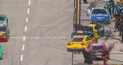 Caos en boxes: Josh Berry y Joey Logano dan una vuelta