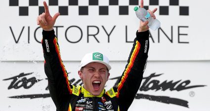 Brandon Jones snaps 98-race winless streak with Xfinity Series win at Darlington
