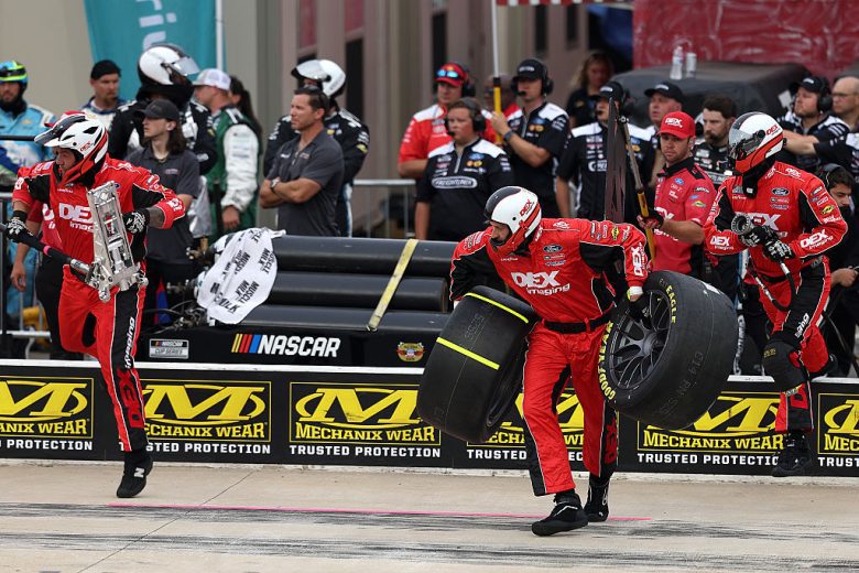 The No. 21 pit crew at North Wilkesboro.