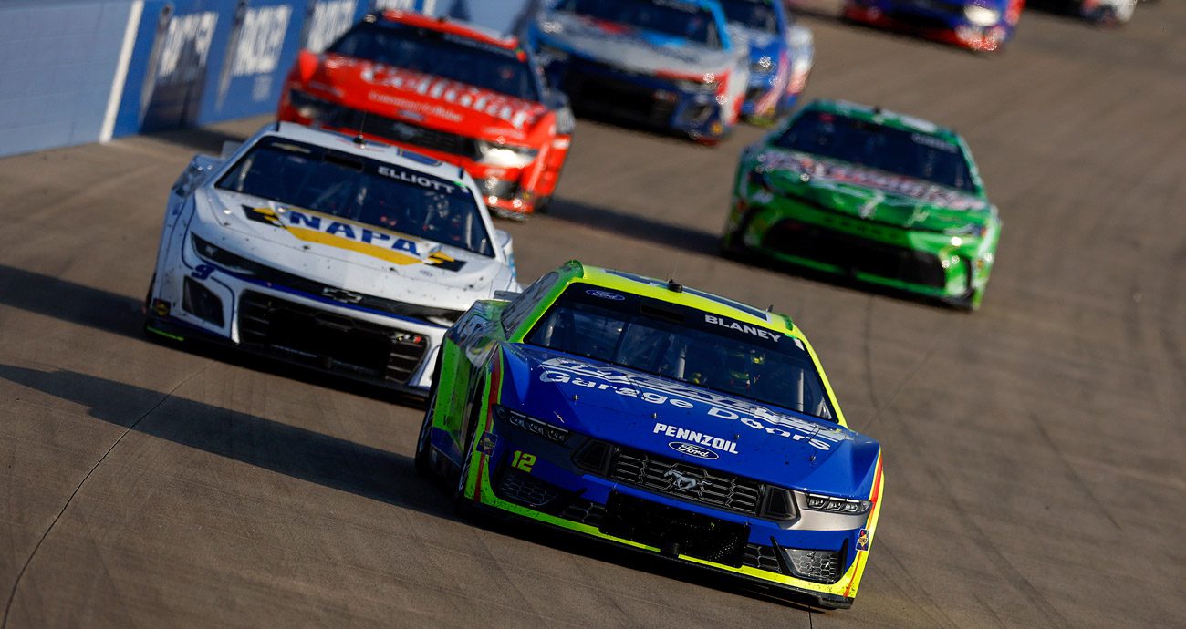 Ryan Blaney y Chase Elliott corren en Nashville.