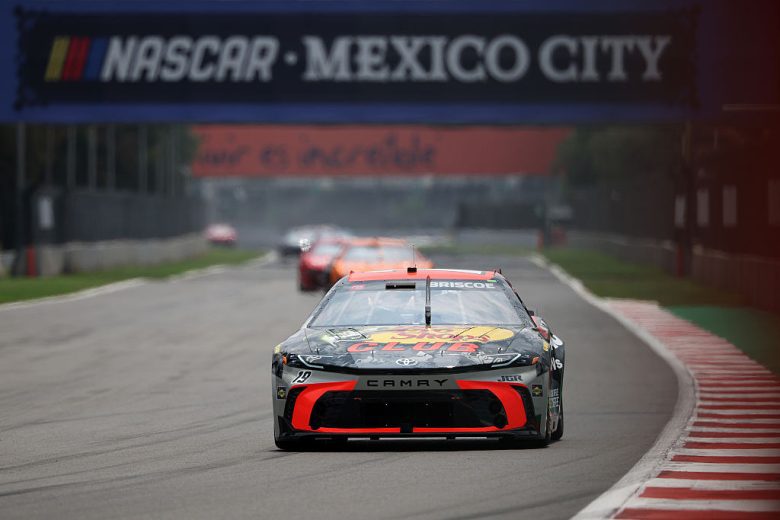 Chase Briscoe drives in Mexico City.