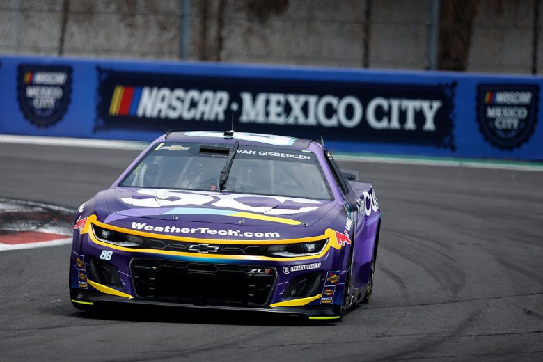 Shane van Gisbergen drives in Mexico City.