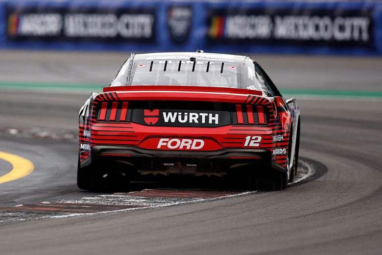 Ryan Blaney drives in Mexico City.