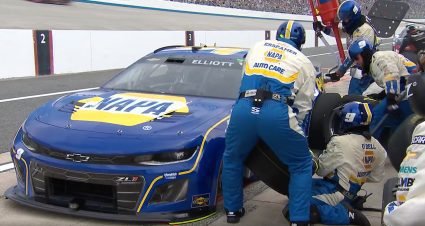 Elliott loses multiple spots in green flag pit stop error