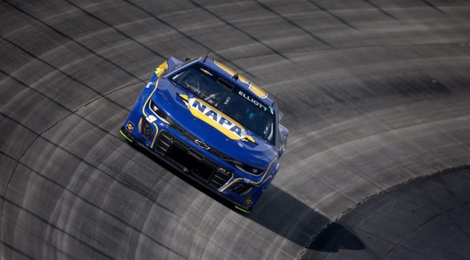 Chase Elliott fights through rain, pit-road drama for sixth-place at Dover