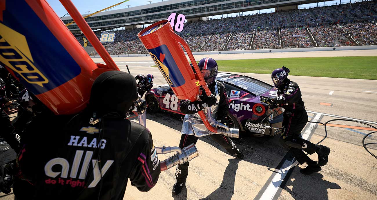 Alex Bowman's No. 48 crew switches fuel cans during a pit stop at Texas Motor Speedway