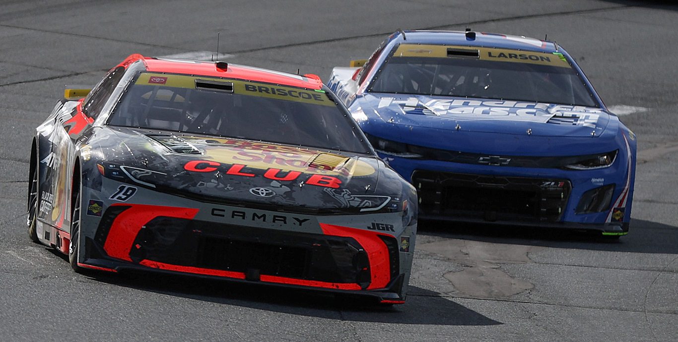 kyle larson races chase briscoe