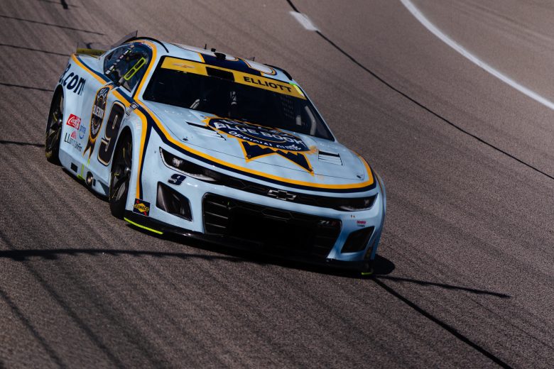 Chase Elliott drives at Kansas.