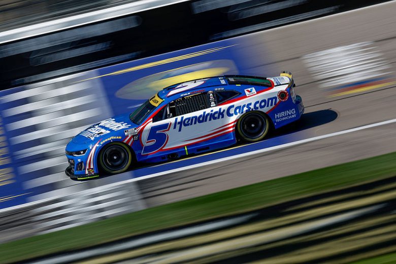 Kyle Larson drives at Kansas.