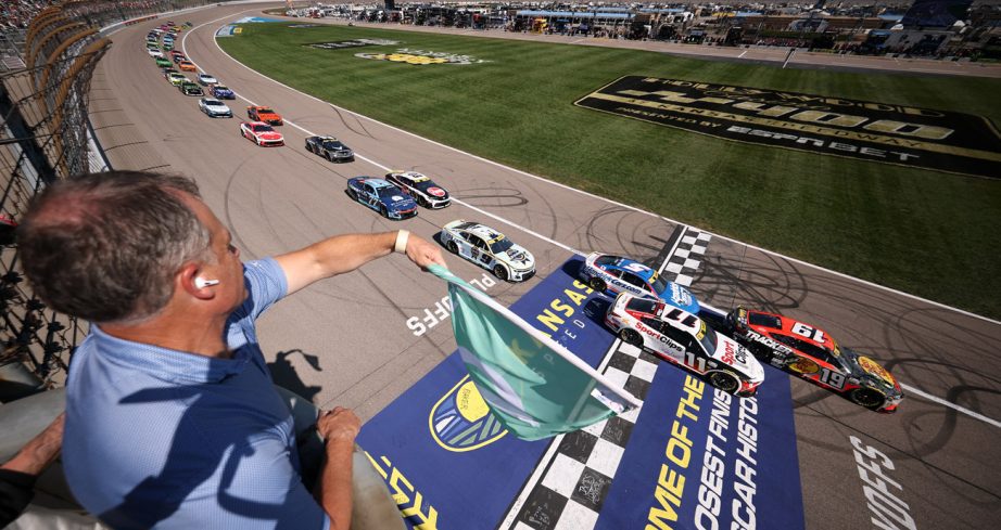 Green flag waves at Kansas.