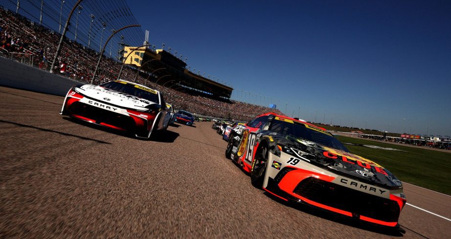 Chase Briscoe and Denny Hamlin pace the field at Kansas.