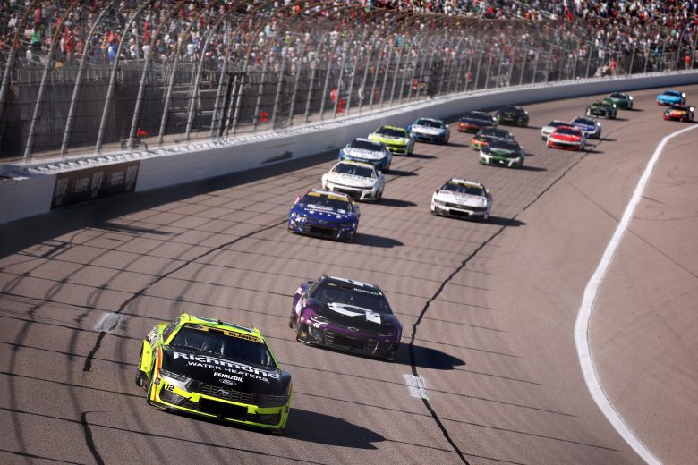 Ryan Blaney and Alex Bowman charge into Turn 1 at Kansas.