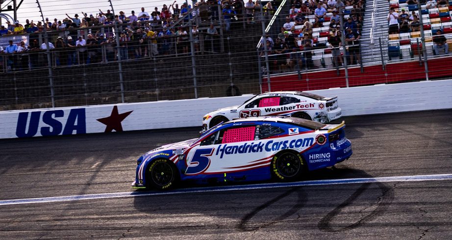 Kyle Larson races against Shane van Gisbergen.