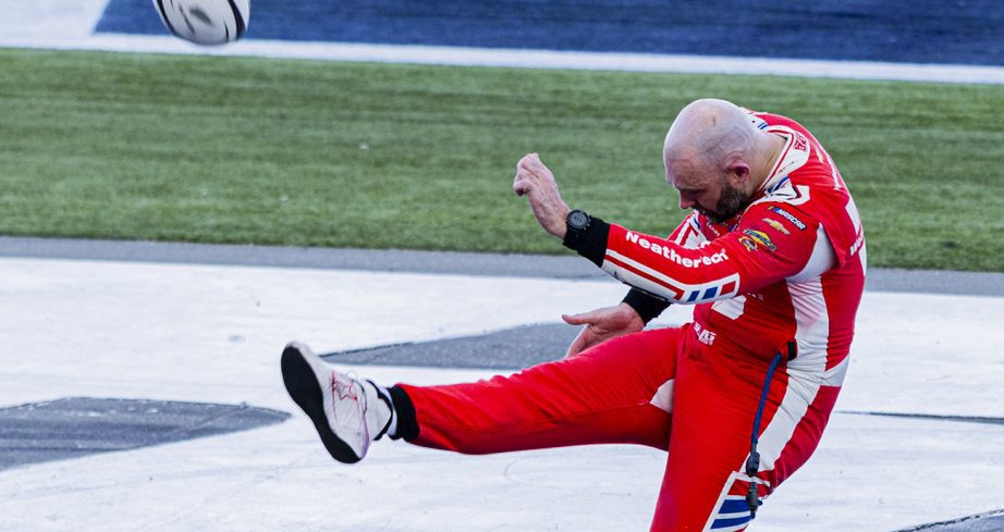 Shane van Gisbergen punts rugby ball