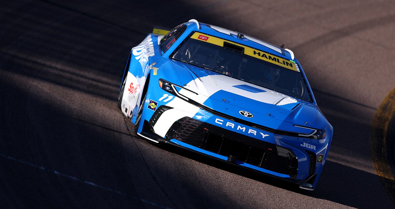 Hamlin leads Champ 4 drivers in Cup practice at Phoenix; Briscoe has tire issue