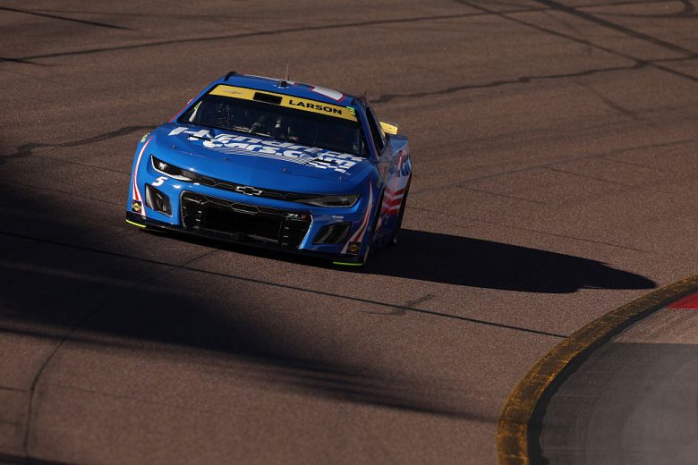 Kyle Larson drives at Phoenix.